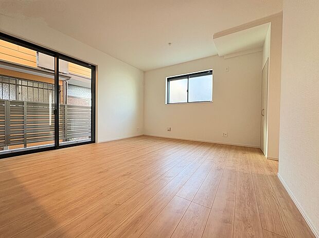 【【LDK】】ナチュラルな色合いのフローリングが映える内装で、お好みのインテリアを楽しめます。対面式キッチンが採用されており、ご家族の会話が自然と生まれやすい空間設計です。