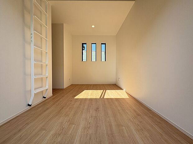 【【洋室/約6.0帖】】開放感のある吹抜けと、約4.5帖のロフトへの昇降口(梯子)が設けられています。バルコニー(南側)に面し、物入も備わっているため、主寝室としてもおすすめです。