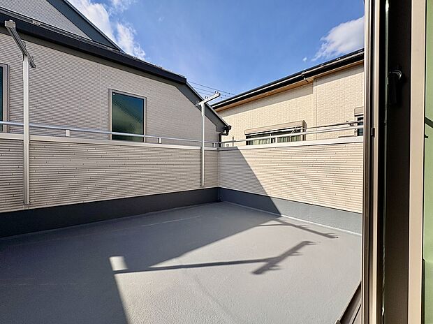 【【B号棟バルコニー】】2階に配置されたLDKから出入りできる、ゆとりある広さのバルコニー。洗濯物を干すだけでなく、テーブルセットを置いて食事を楽しんだり、心地よい風を感じながら読書をしたり、多目的に活用できそうです。