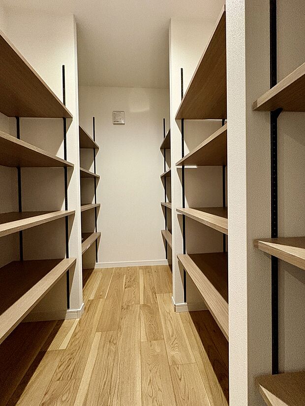 【【C号棟ファミリークローゼット】】1階のホールから出入りできるところに配置された、ファミリークローゼット。ご家族分の衣類などを集約して収納できます。