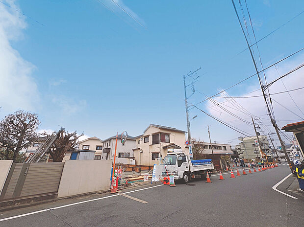 【【前面道路含む現地写真】】並列2台分のカースペースが設けられています(車種による)。セカンドカーの所有や、来客時にも便利です。