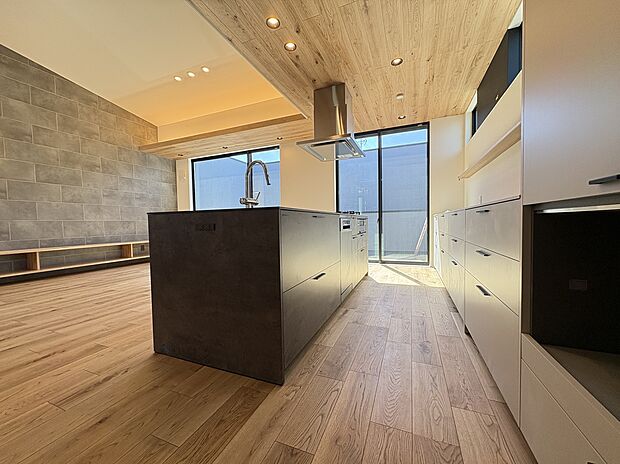 【【キッチン】】回遊動線が実現するアイランドキッチン。複数人での調理や配膳・片付けがスムーズです。調理中でもLDにいる家族の様子が確認しやすく、家族との一体感を味わえます。