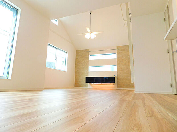 【【LDK/施工例】】採光とプライバシーに配慮された2階LDK。バルコニーに面し、たっぷりの陽光が差し込みます。上部は吹抜け仕様で、空間に奥行が生まれ、開放感が溢れます。
