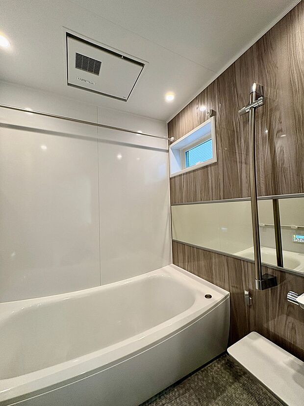 【【浴室/2号棟】】1日の疲れを癒してくれる1620サイズのユニットバス。浴室暖房換気乾燥機付きで季節や天候に左右されず、洗濯物を干すことができます。入浴後や掃除後の換気もしっかり行うことができ、湿気対策にも役立ちます。