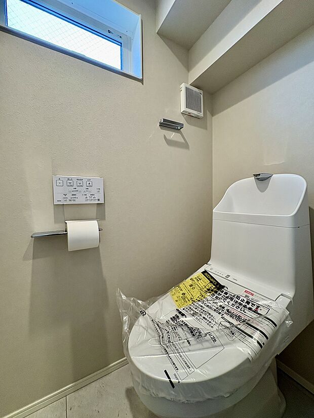 【【トイレ/2号棟】】すっきりとしたフォルムの一体型トイレが設置されており、使用後すぐに手を洗うことができます。温水洗浄便座ですので、季節を問わずいつでも快適に使用可能。