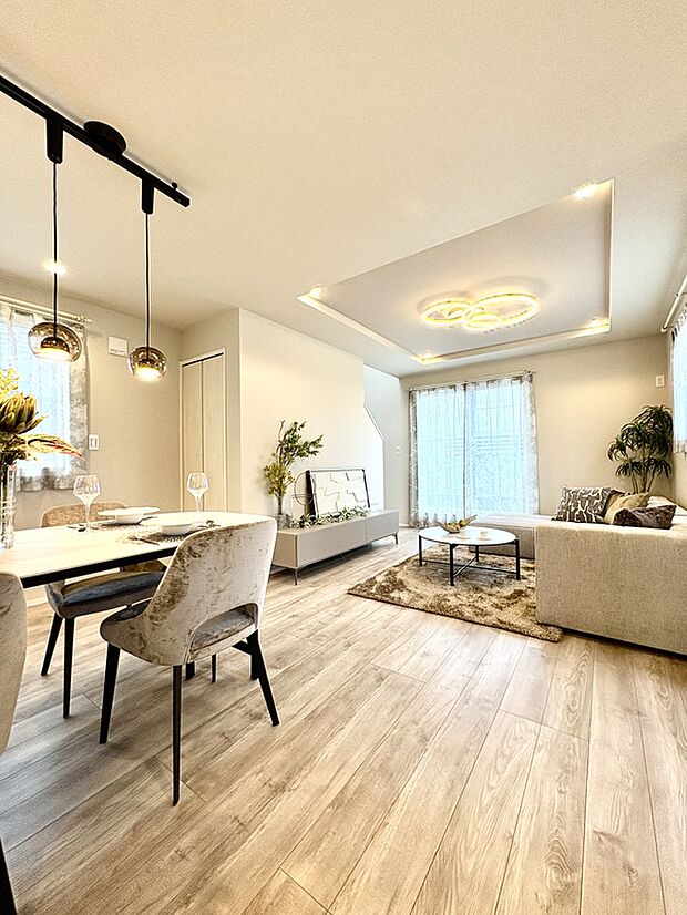 【【LDK/2号棟】】LDKは3面採光につき、明るく風通し良好。ご家族が自然と集まる心地良い空間です。床暖房付きのため、足元からふわっと暖かさが広がり、お部屋全体をやさしい温もりで包んでくれます。