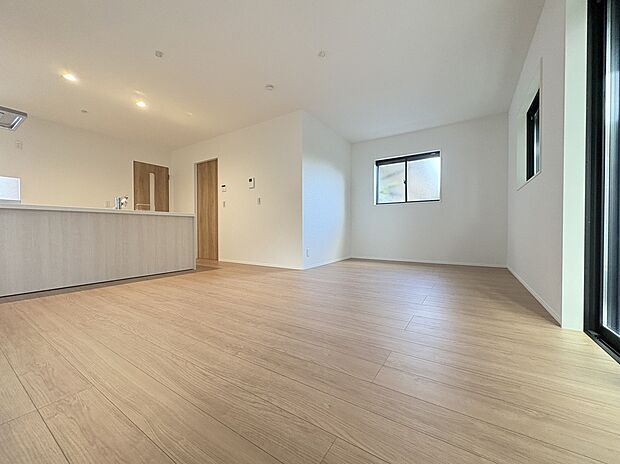 【【LDK/約17.02帖】】南面含む3面採光以上が確保されたLDK。開放感のある掃き出し窓から自然光が降り注ぎます。