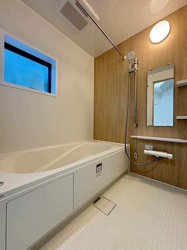 【【浴室】】ナチュラルカラーのアクセントパネルが落ち着いた印象の浴室。雨の日や花粉の時期のお洗濯に活躍し、カビ対策にも重宝する浴室乾燥機付きです。