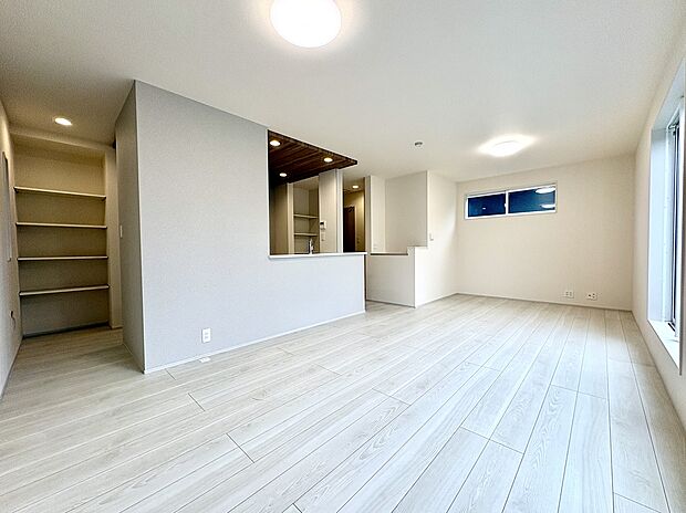 【【LDK/約19.0帖】】キッチンからはリビングを見渡すことができ、お子様の様子を見守りながらのお料理も可能です。ご家族がそれぞれ別のことをしていても、同じ空間で過ごしている感覚が共有できる間取りです。