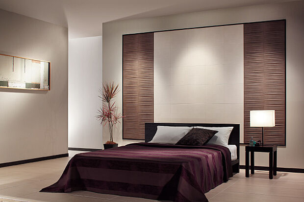 【【調湿消臭エコカラット】】室内のアクセントの一つとしてエコカラットを採用しています。「エコカラット」は、室内の湿度が高いと湿気を吸収し、乾燥すると湿気を放出します。また、ニオイを消し、有害物質を抑制する効果を備えています。