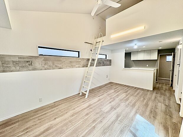 【【LDK】】採光とプライバシーに配慮された2階LDK。バルコニーに面し、たっぷりの陽光が差し込みます。上部は吹抜け仕様で、空間に奥行が生まれ、開放感が溢れます。