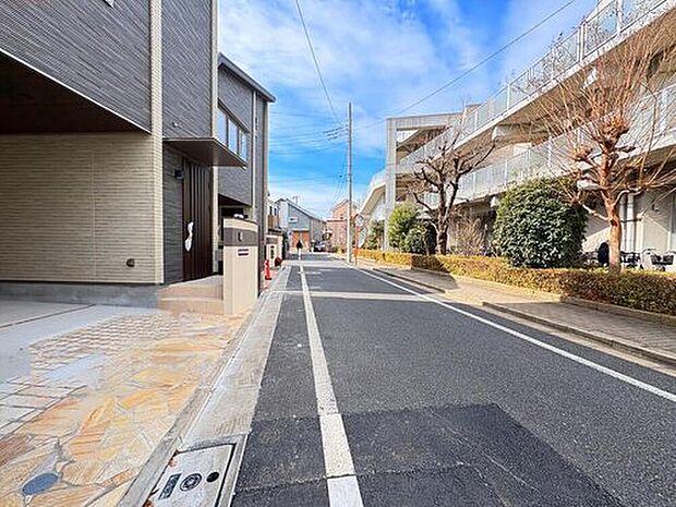 【【前面道路含む現地写真/北西側】】第一種低層住宅専用地域につき、落ち着いた住環境です。歩道も整備されており、お子様やペットとの散歩もゆっくり安心して楽しめそうです。