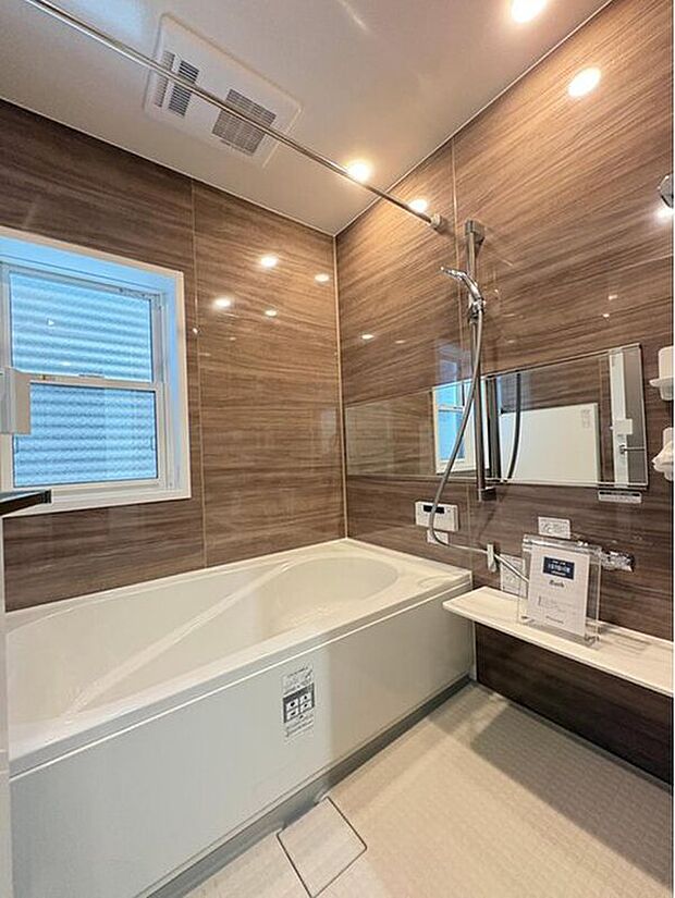 【【浴室】】1坪タイプの広々とした浴室。浴室乾燥機付きで、雨の日や急ぎの洗濯物にも役立ちます。シャワー用のスライドバーは、高さ調整が可能で快適に使用できます。