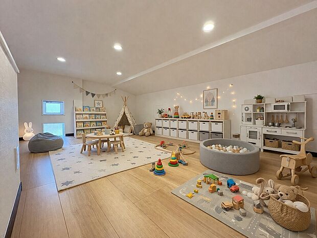 【【小屋裏収納】】2階廊下から出入り可能な小屋裏収納。約9.01帖のゆとりある広さです。季節家電や布団類、日用品のストックなども楽々収納できます。※家具はCGです。