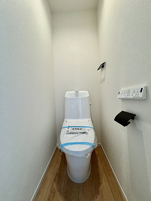 【【トイレ/2階】】トイレは2カ所設置されており、生活動線がスムーズです。温水洗浄便座付きのため、寒い季節も快適に使用できます。