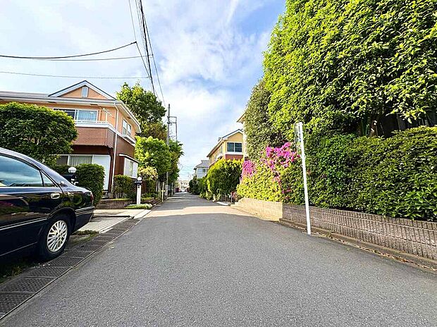 【【前面道路含む現地写真】】LDKやバルコニーは南側に配されています。対面式キッチンやリビング階段が採用された、ご家族同士のコミュニケーションが深まりやすい住まいです。