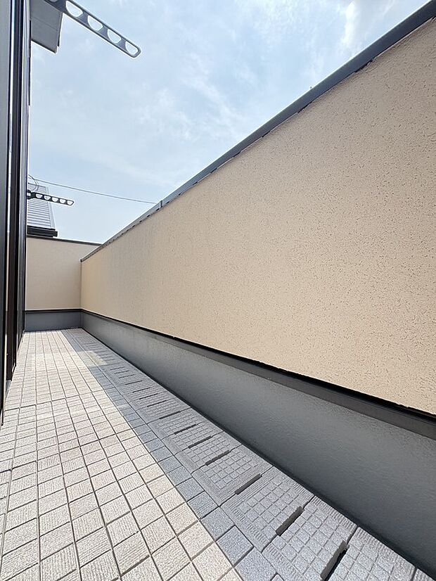 【【バルコニー/A号棟】】陽光が豊かに降り注ぐ南向きのバルコニーです。洋室2室に渡る広さがあり、洗濯物や布団などをたっぷりと干すことができます。/2026.7.16撮影
