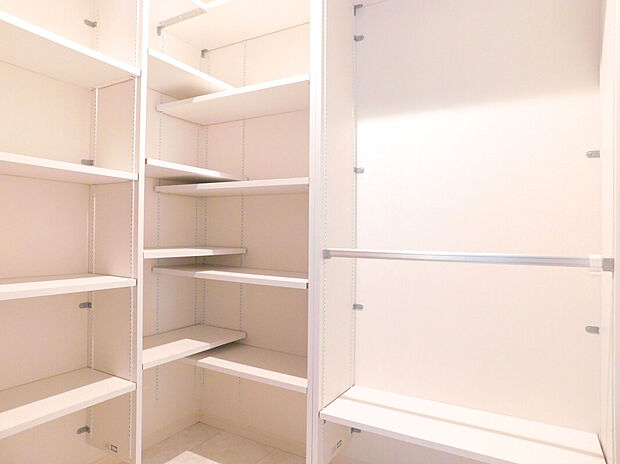 【【シューズインクローク/施工例】】大容量のシューズインクローゼット。靴はもちろん、雨具やアウトドア用品などをまとめて仕舞えます。可動棚のため、高さに合わせて効率良く収納できます。