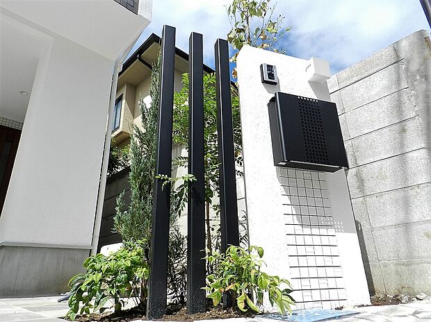 【【玄関アプローチ/施工例】】住まいの第一印象を決める玄関アプローチ。センスが光る空間です。緑を取り入れるなど、内装だけでなく外観にもこだわって、上質な雰囲気を演出することができます。