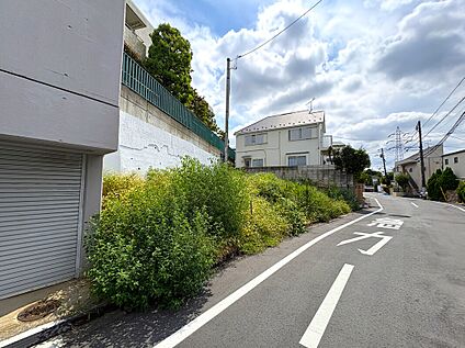 【前面道路を含む現地写真】