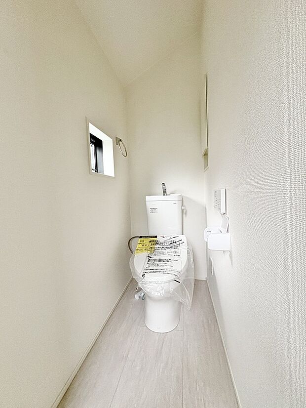【【2Fトイレ/1号棟】】白を基調とした清潔感のあるトイレです。手洗い器一体型のため、使用後すぐに手を洗うことができ、衛生的です。窓があり、空気の入れ替えもスムーズに行えます。