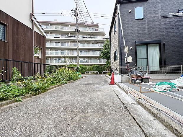 【【前面道路含む現地写真】】西側前面道路は幅員約4.0mの私道に面しています。居住者や関係者以外の車の通り抜けが少ないため、小さなお子さまのいるご家庭も安心して通行できる道路環境です。