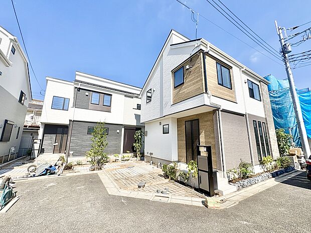 【【前面道路を含む現地写真】】不在時の荷物受け取りに便利な宅配ボックスが設置されています。再配達の手間を省き、快適な暮らしをサポートします。
