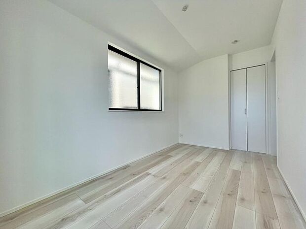 洋室 断熱効果の高い複層ガラス採用。内側のガラス面を冷えにくくするので結露にも有効。