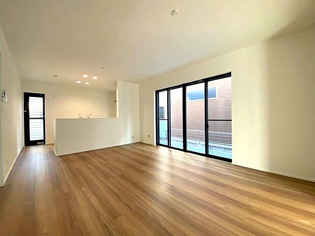 ご家族みんながゆったりくつろげる16帖の広々LDK!