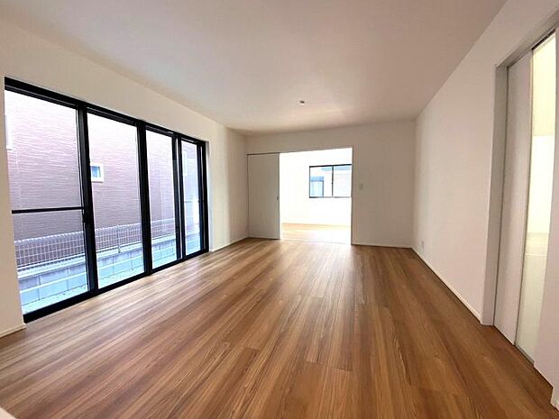 リビングとなりにある洋室の引き戸を開ければさらに開放感が広がります♪