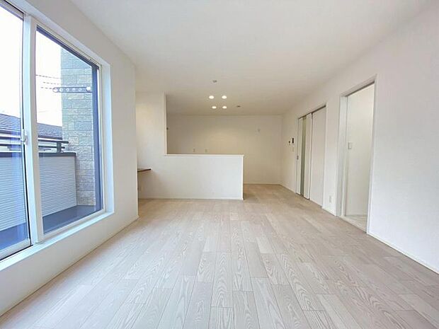 ご家族みんながゆったり寛げる16帖の広々LDK！