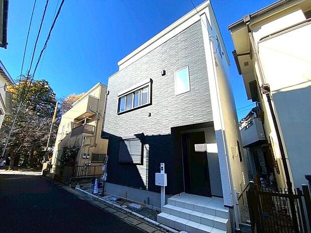 【現地外観写真/2025年12月撮影】東京外観自動車道が近く、多方面へのアクセスが便利！産業道路沿いにはスーパーなどが点在するエリア！