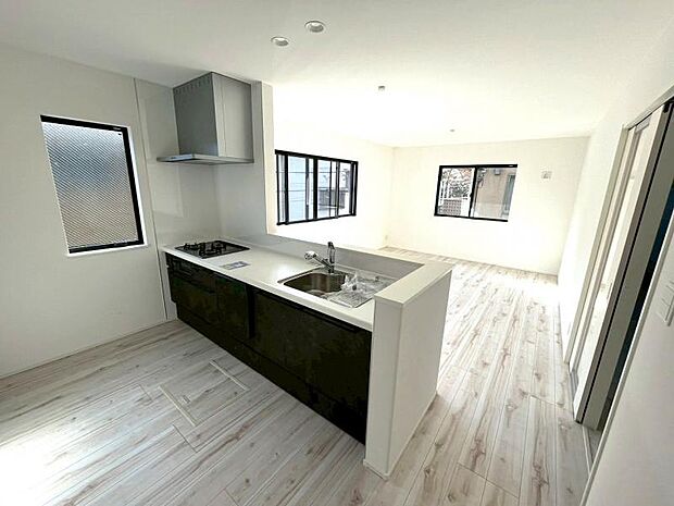 リビングを見渡せる対面オープンキッチン♪