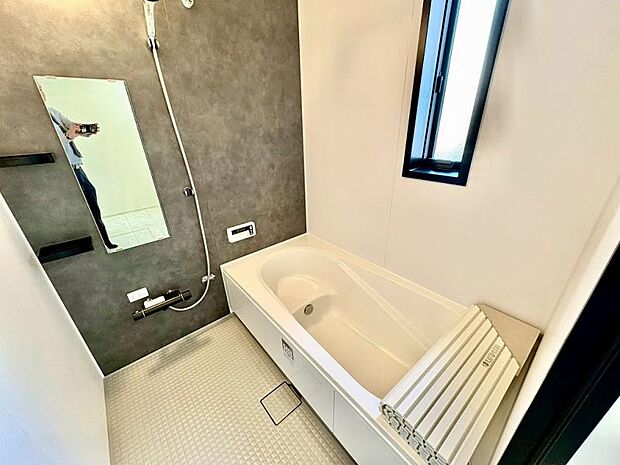 浴室　浴室乾燥機付きなので、雨の日には洗濯物の乾燥室としても利用可能のユニットバス。