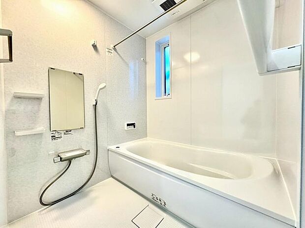 浴室　雨の日の強い味方、浴室乾燥機付きのユニットバス。洗濯物をかけられるパイプ付。