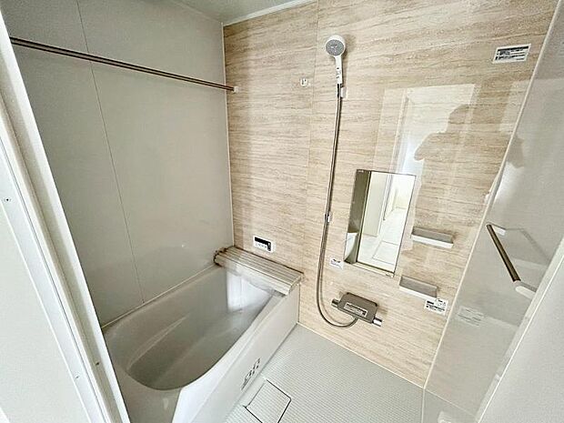 浴室 雨の日の強い味方、浴室乾燥機付きのユニットバス。洗濯物をかけられるパイプもついています。