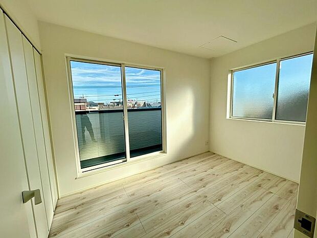 洋室 へこみ傷やすり傷・摩耗に強いワックスフリーの床材を採用しているので、物の移動なども安心です。