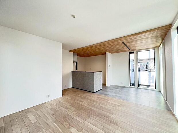 ◆インテリアショップで見かけた気になる家具も置ける、ゆったりとしたリビング空間です！