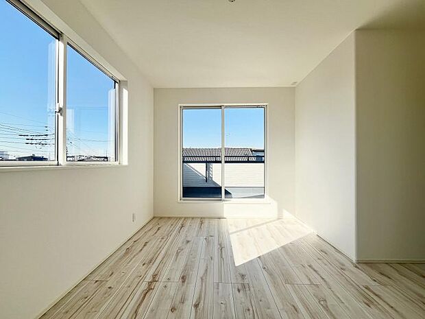 洋室 断熱効果の高い複層ガラス採用。内側のガラス面を冷えにくくするので結露にも有効。