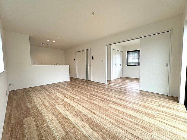 お子様が走り回っても大丈夫。16帖の広々空間なら、家族の時間をもっと自由に。