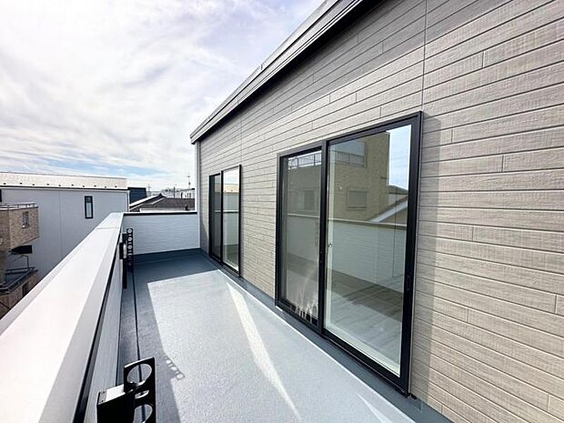 ■バルコニーは2部屋から出入り出来るワイドスペース!洗濯物が多いご家庭もまとめて干せますね!