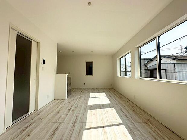 ■ご家族が集まるリビングは窓を複数設置していますので、暖かな陽光が舞い込む心地よい空間です!