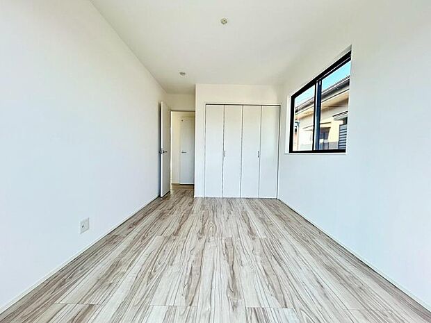 家具の移動やうっかり物を落とした時の「へこみ傷」や「すり傷」に強い、高耐久な床材をセレクト。耐摩耗性にも優れているため、家族が長く過ごす空間の美しさを損ないません。