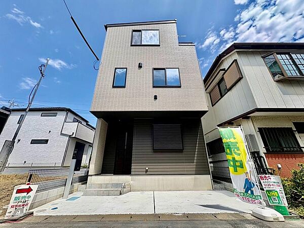 落ち着いたモノトーン調のモダンな外観デザインです。小型車1台分のカースペースを確保 。計画段階のイメージですが、3階建てのスタイリッシュな佇まいが新生活への期待を膨らませます。