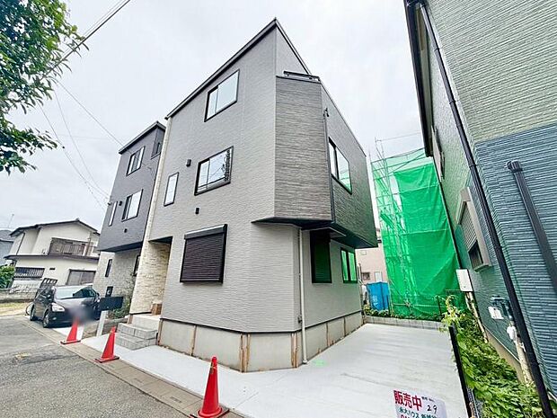 子育て世帯にもオススメ！小学校まで徒歩2分、買い物もロピアとマミーマートが徒歩圏内で、共働き世帯にも嬉しい住環境です。