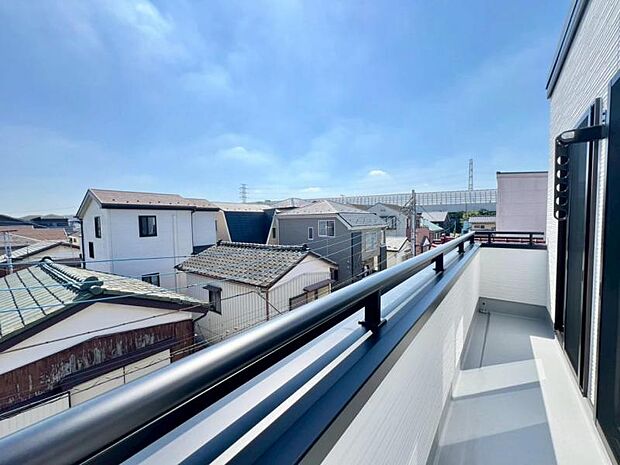 ◆2部屋から出入り出来るワイドバルコニー!洗濯物が多いご家庭も安心です!