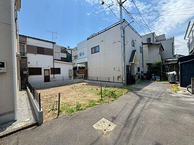 【現地写真】幅員4ｍの私道は通り抜けができない行き止まりのため、居住者以外の往来が少なくプライベート感たっぷり。小さなお子様がいるご家庭も安心して暮らせる閑静な立地です。（2026年5月撮影）