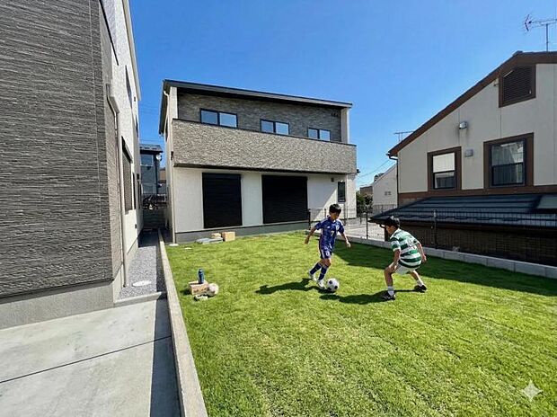 「50坪超×南西庭」の圧倒的ゆとり！2階建ての理想の形がここに。※こちらの写真は現況の現地写真にCGを使用して合成加工したものであり、実際の現地写真とは異なります。（1号棟外観）