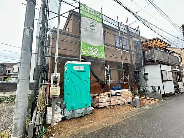 急行停車「せんげん台」駅利用。桜井小学校まで徒歩5分と、お子様の通学も安心の近さです。南西道路に面した邸宅で、家族の笑顔が広がる暮らしを。最新設備が揃う2SLDKで家事効率もアップします。
