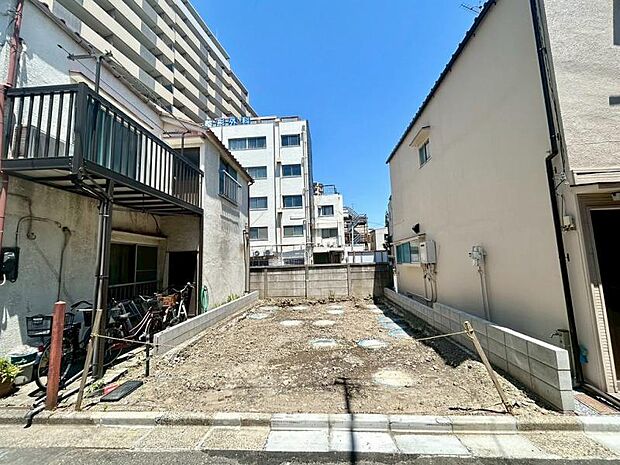 南道路に面した陽当たり良好の好立地!光が心地よく降り注ぐ、明るい住環境です。
